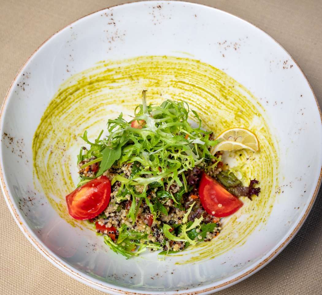 зеленый и красный овощной салат на белой керамической тарелке онлайн-пазл