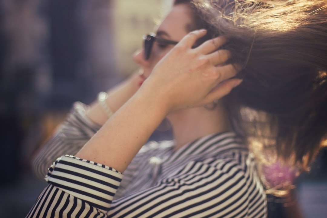 γυναίκα αγγίζει τα μαλλιά της online παζλ