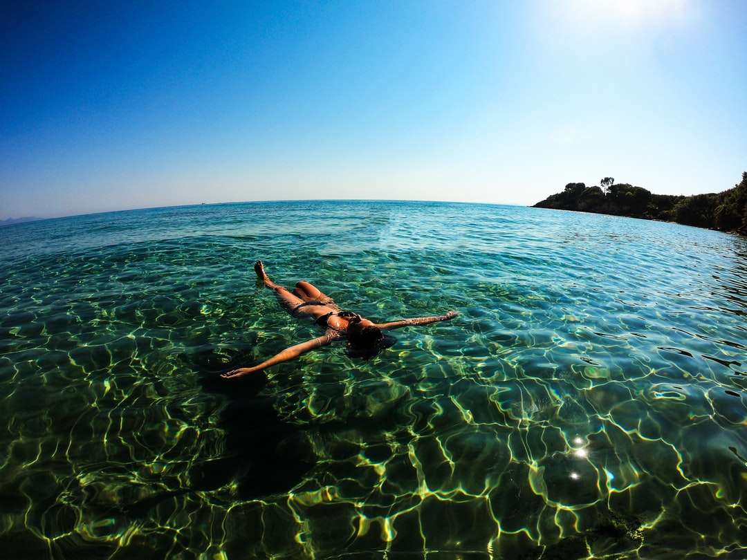 жена, плаваща върху водно тяло онлайн пъзел