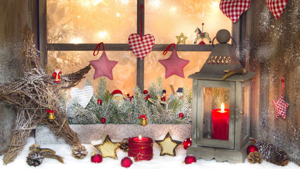 Коледна украса на прозореца онлайн пъзел