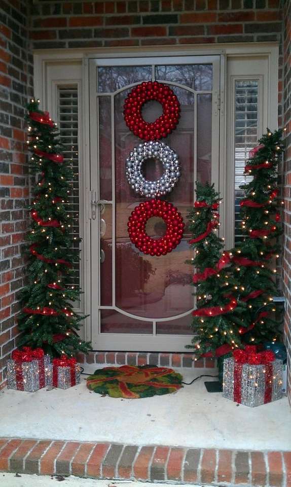 家の入り口の前のクリスマスの飾り ジグソーパズルオンライン