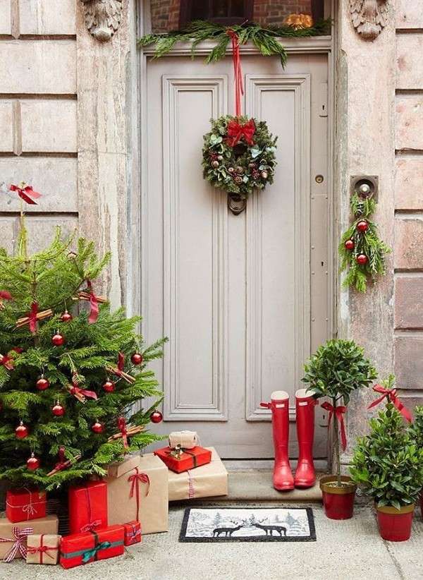 Χριστουγεννιάτικες διακοσμήσεις μπροστά από την είσοδο του σπιτιού online παζλ