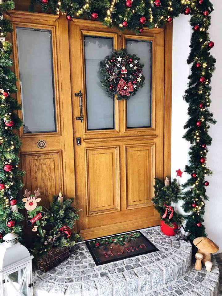 Χριστουγεννιάτικες διακοσμήσεις μπροστά από την είσοδο του σπιτιού παζλ online