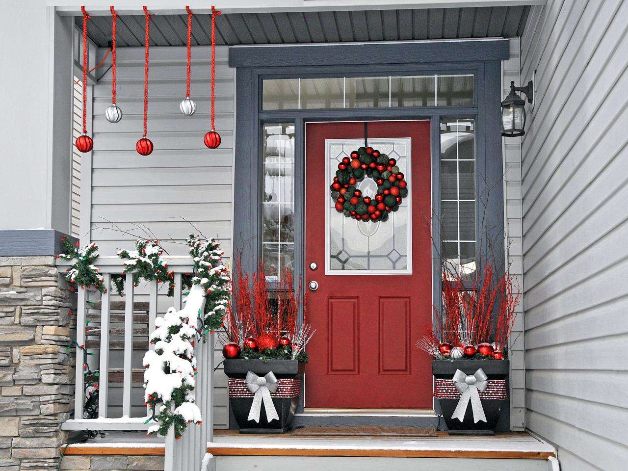 Christmas decorations in front of the house entrance online puzzle