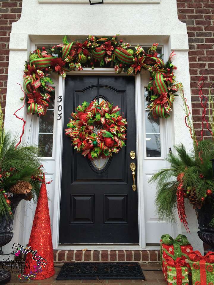 Χριστουγεννιάτικες διακοσμήσεις μπροστά από την είσοδο του σπιτιού online παζλ