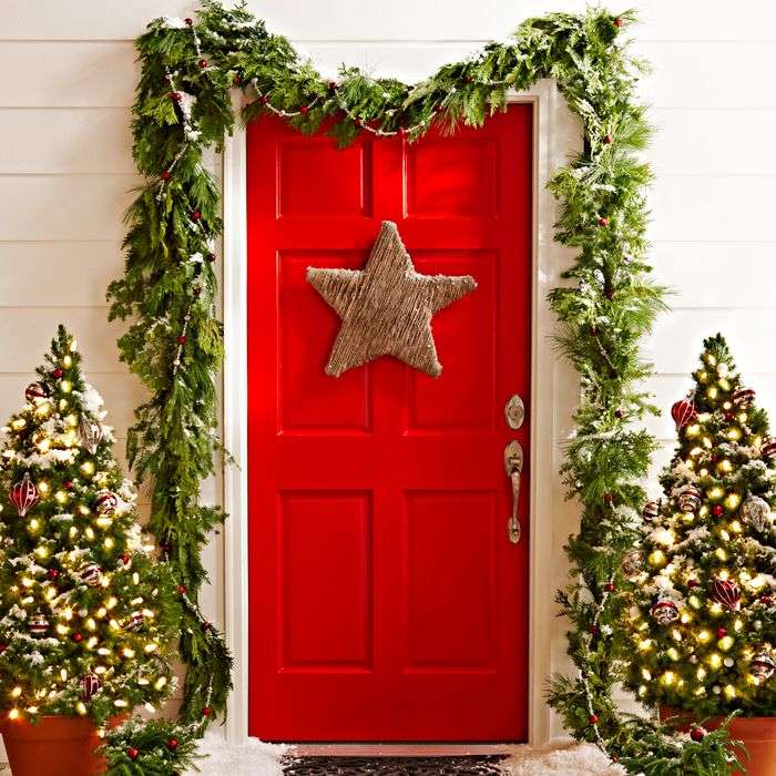 Karácsonyi díszek a ház bejárata előtt kirakós online