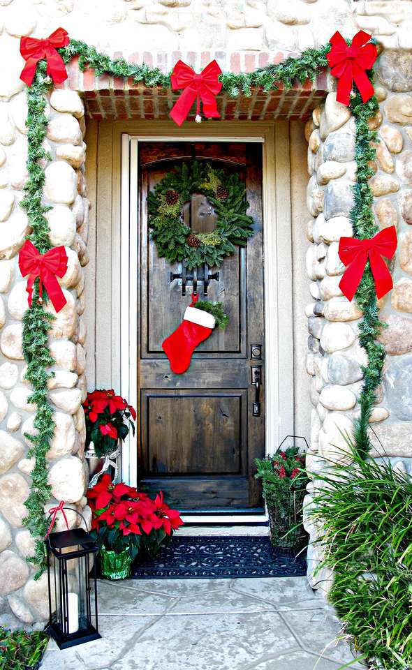 Karácsonyi díszek a ház bejárata előtt kirakós online