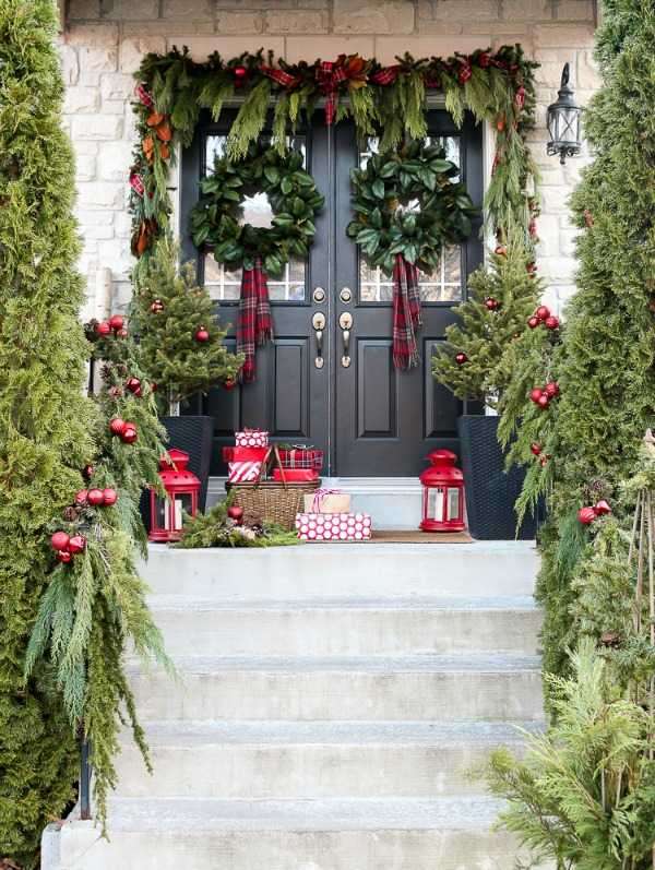 Vánoční ozdoby před vchodem do domu skládačky online