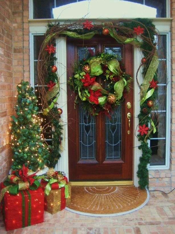 Рождественские украшения перед входом в дом пазл онлайн