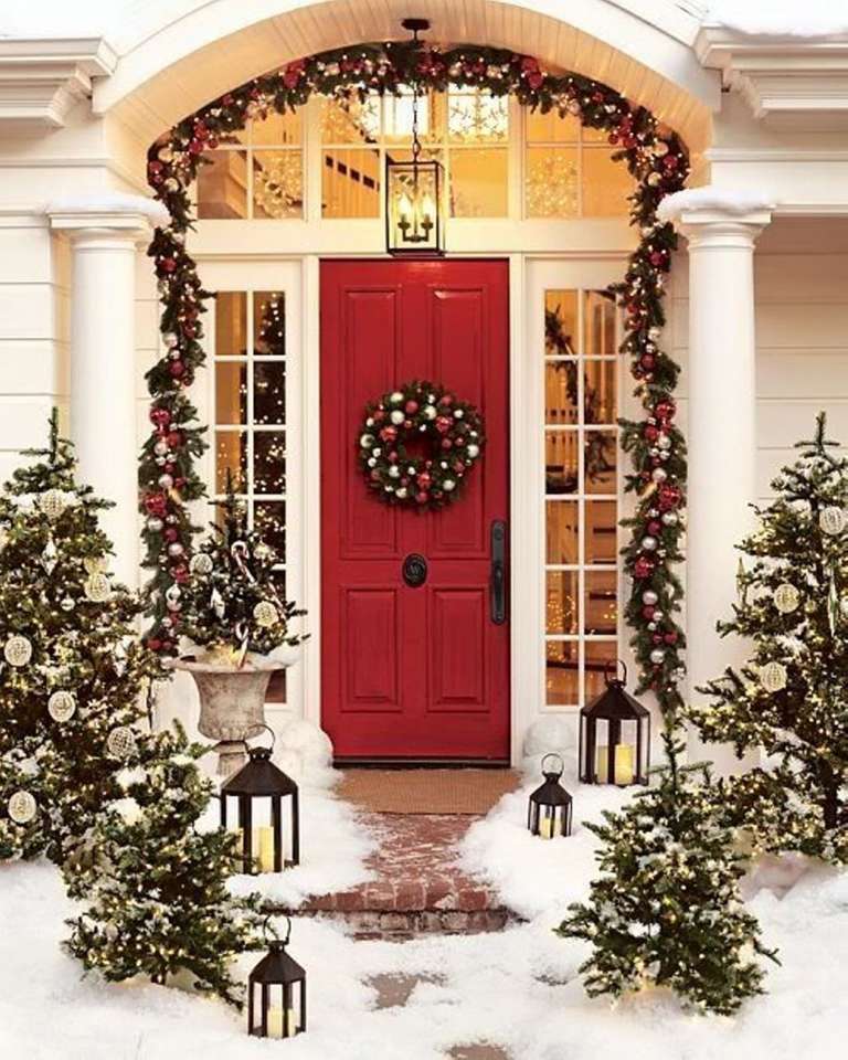 Christmas decorations in front of the house entrance online puzzle