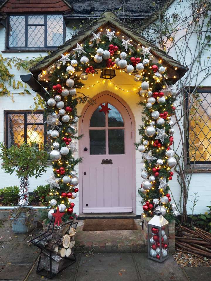 家の入り口の前のクリスマスの飾り ジグソーパズルオンライン