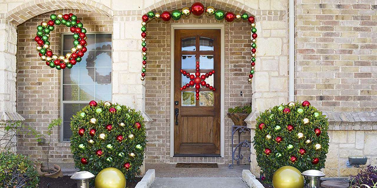 Decorațiuni de Crăciun în fața intrării casei puzzle online