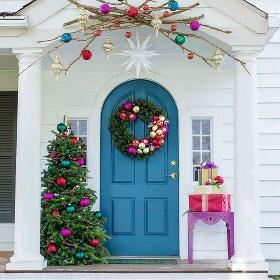 Рождественские украшения перед входом в дом онлайн-пазл