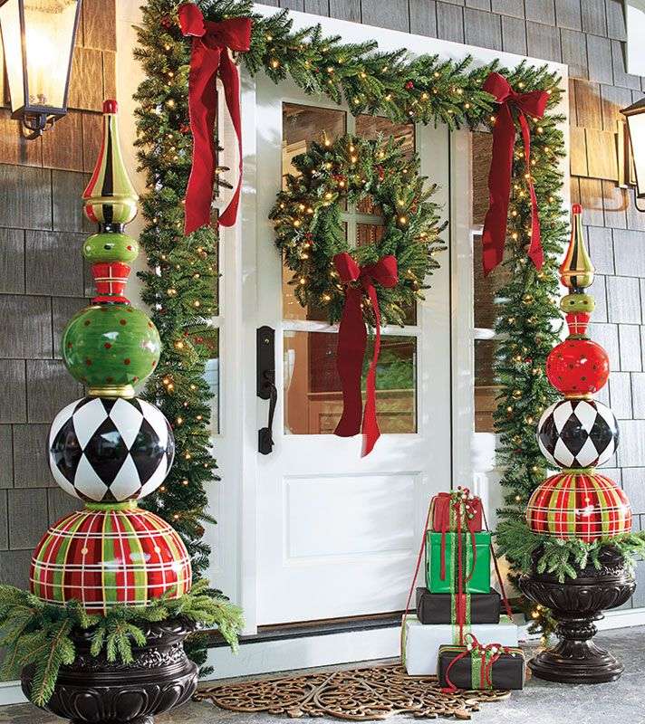 Рождественские украшения перед входом в дом пазл онлайн