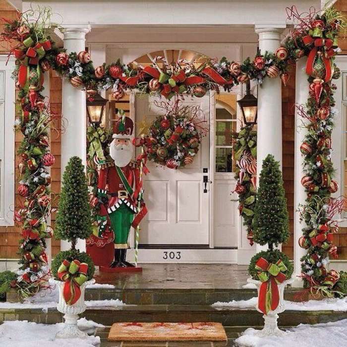 Decorațiuni de Crăciun în fața intrării casei jigsaw puzzle online