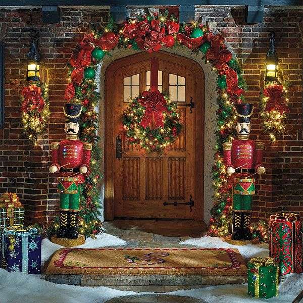Karácsonyi díszek a ház bejárata előtt online puzzle