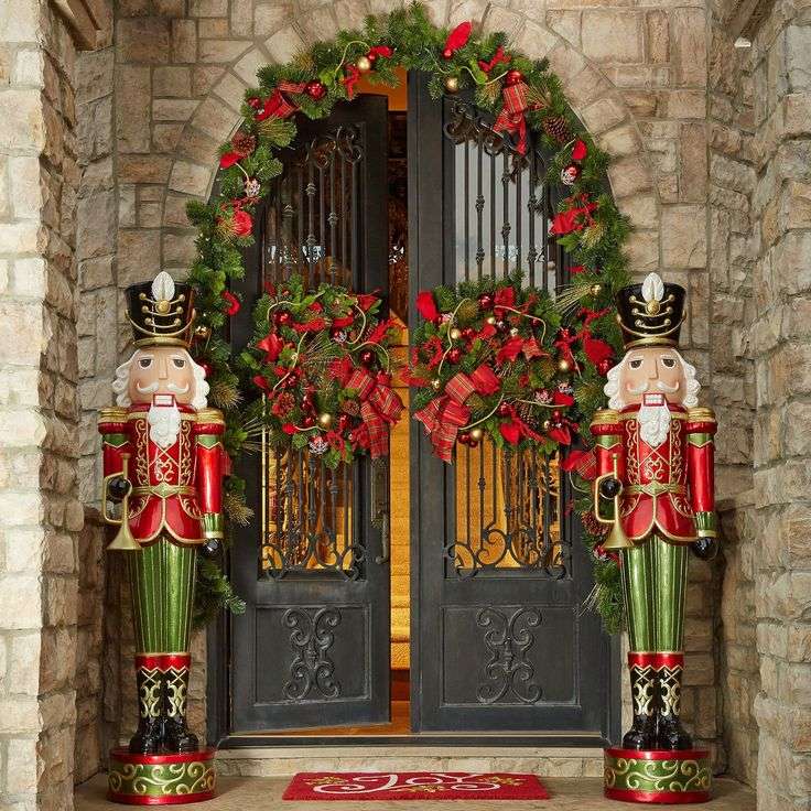 Χριστουγεννιάτικες διακοσμήσεις μπροστά από την είσοδο του σπιτιού παζλ online