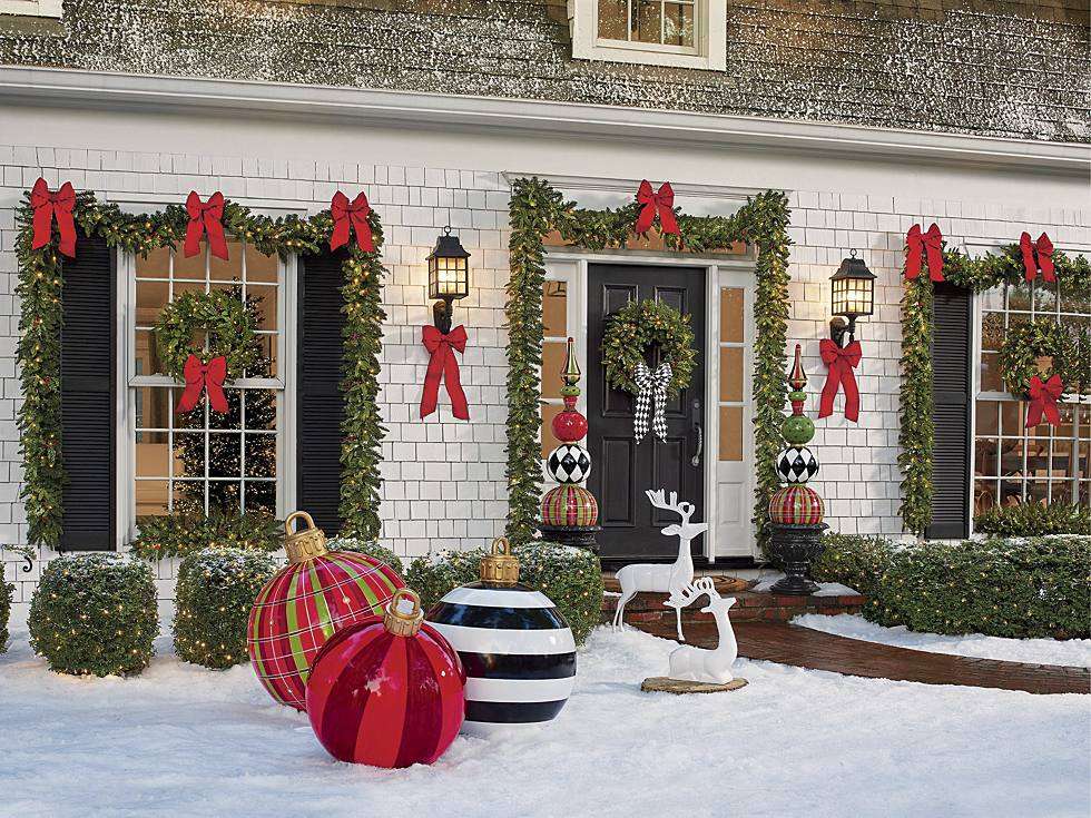 Коледна украса пред къщата онлайн пъзел