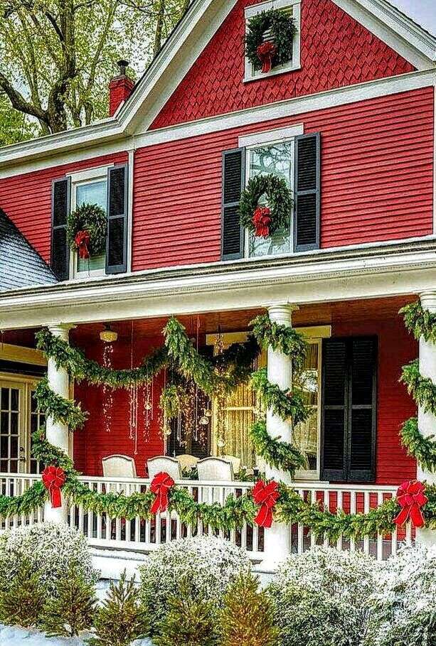 Karácsonyi dekoráció a ház előtt kirakós online