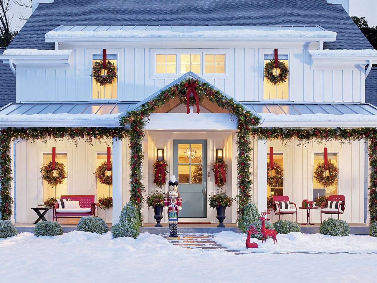 Decorazione natalizia davanti alla casa puzzle online