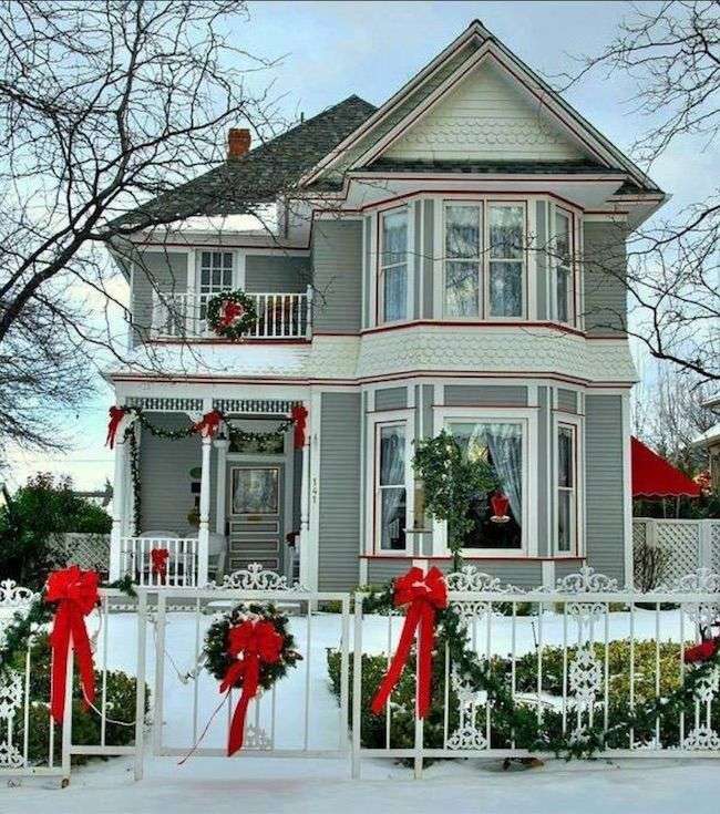 Karácsonyi dekoráció a ház előtt online puzzle