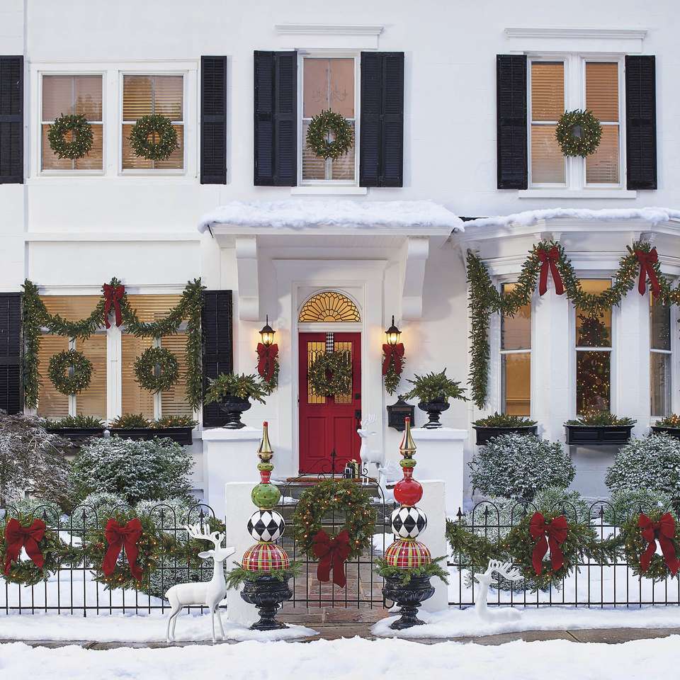 Χριστουγεννιάτικη διακόσμηση μπροστά από το σπίτι online παζλ