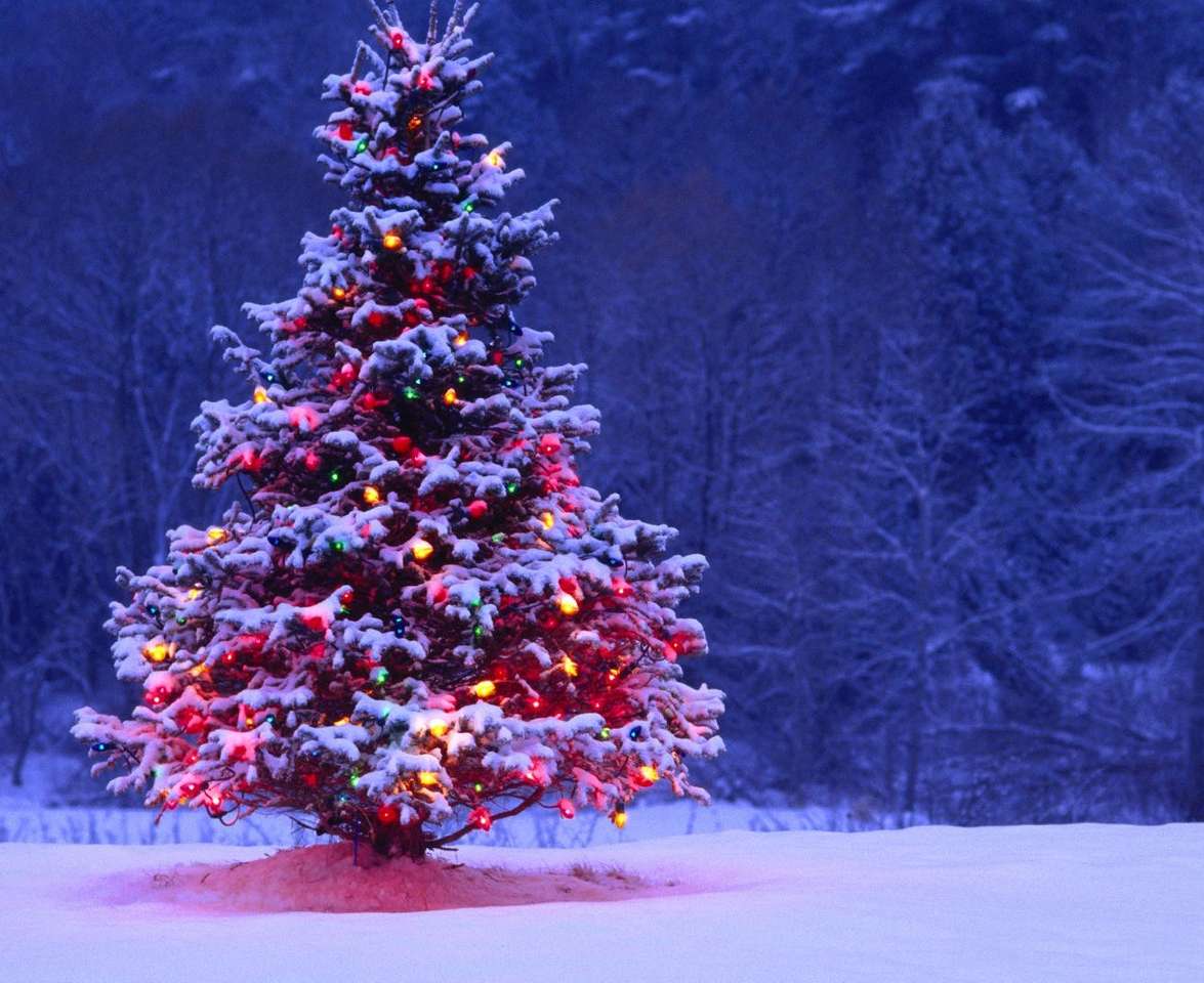 Коледна елха в снега онлайн пъзел