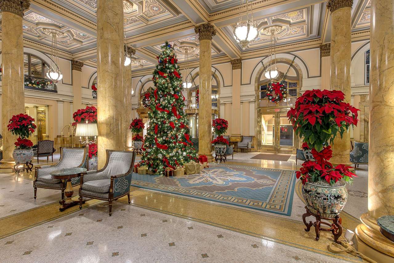 Sapin de Noël dans le hall de l'hôtel puzzle en ligne