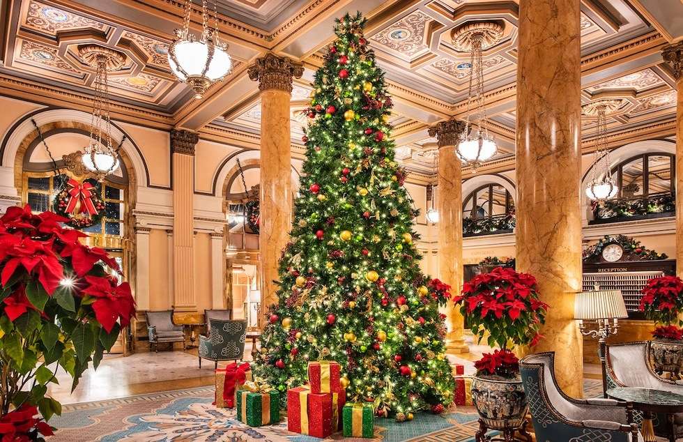 Árbol de Navidad en el lobby del hotel. rompecabezas en línea