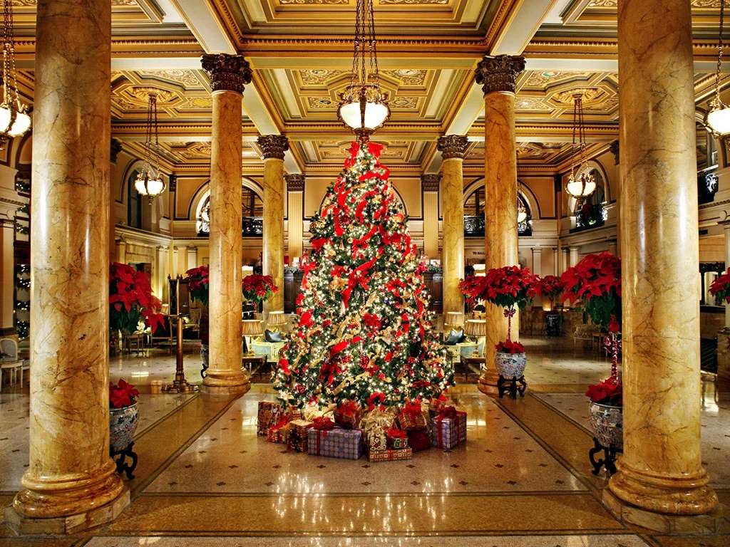 Árbol de Navidad en el lobby del hotel. rompecabezas en línea