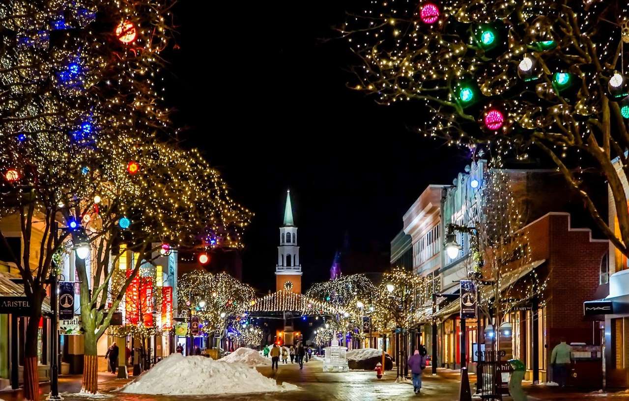 Χριστουγεννιάτικη διακόσμηση σε μια πόλη το βράδυ παζλ