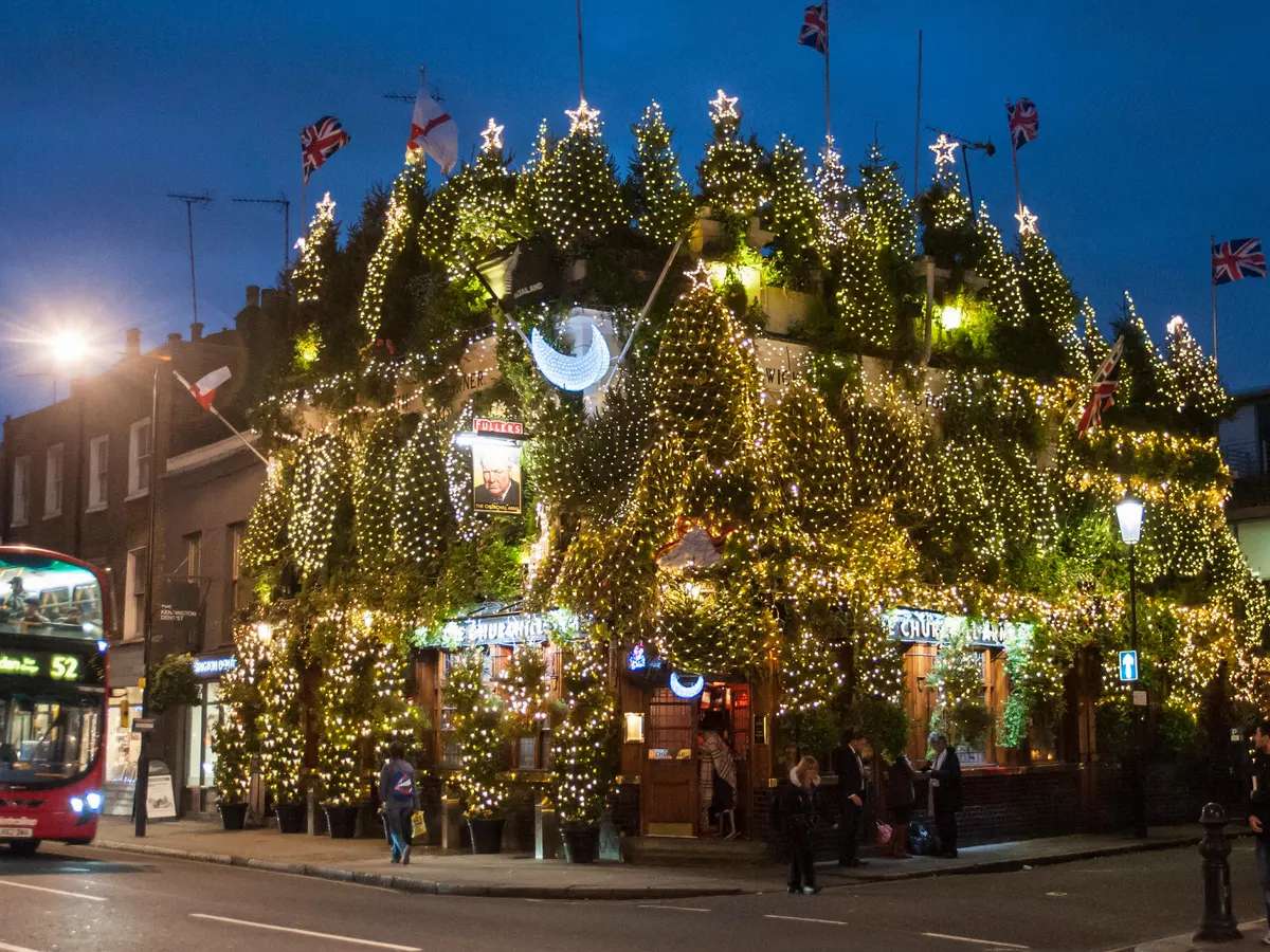 Рождественские украшения в пабе в Лондоне пазл онлайн