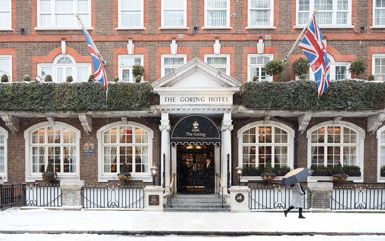 Christmas decorations in London at the hotel jigsaw puzzle online
