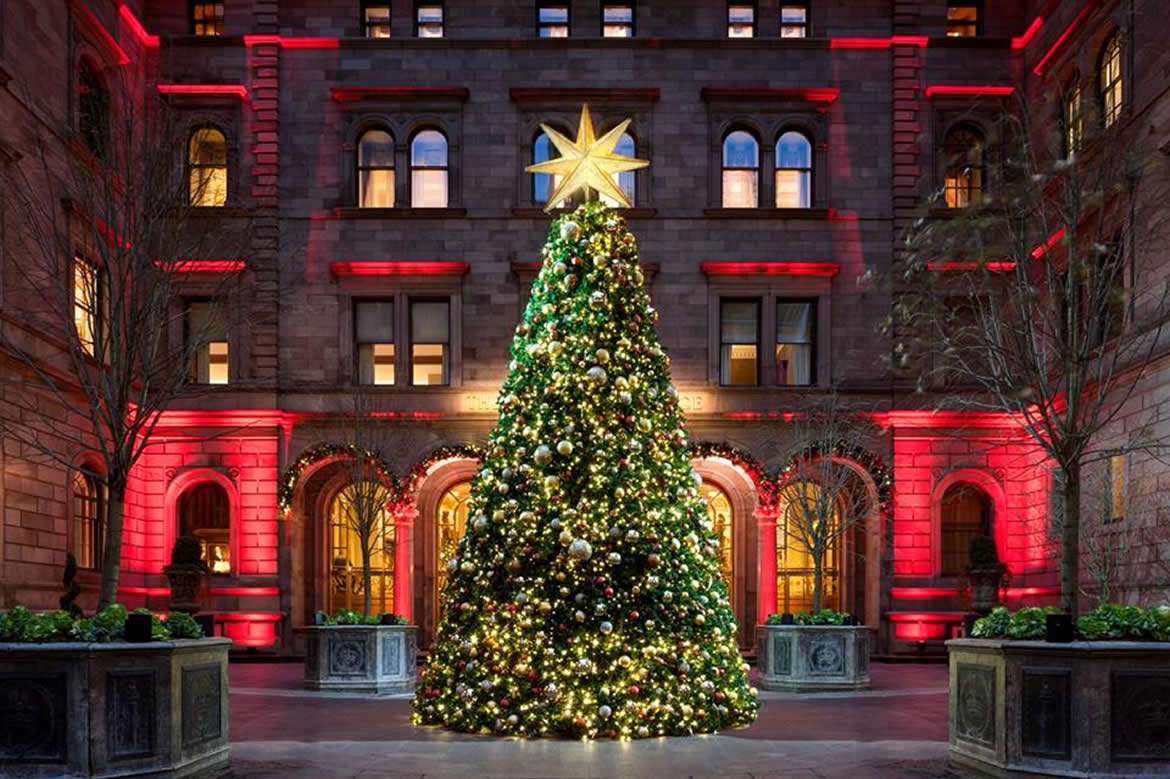 Árvore de natal em frente ao hotel em Nova York quebra-cabeças online
