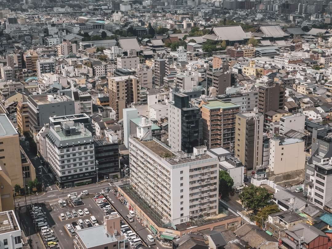 a légi felvétel a város épületei nappal online puzzle