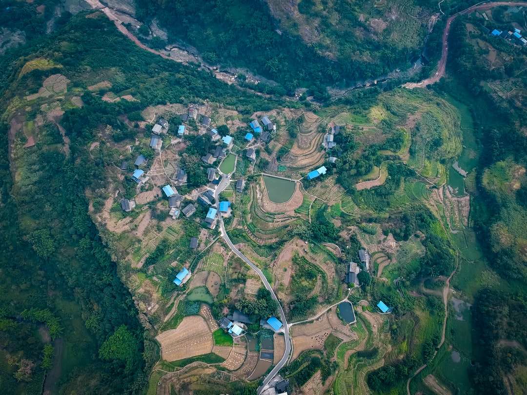 緑と茶色の山々の空撮 ジグソーパズルオンライン
