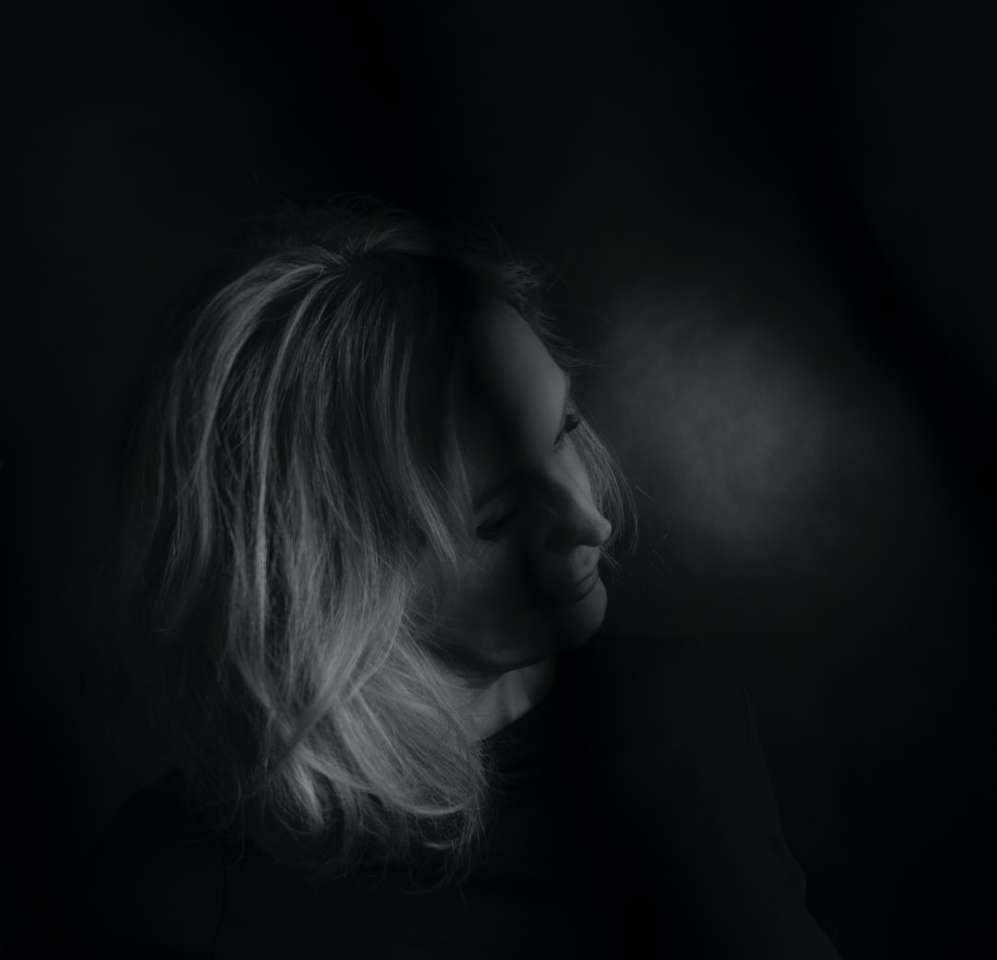 vrouw in grijswaardenfotografie online puzzel