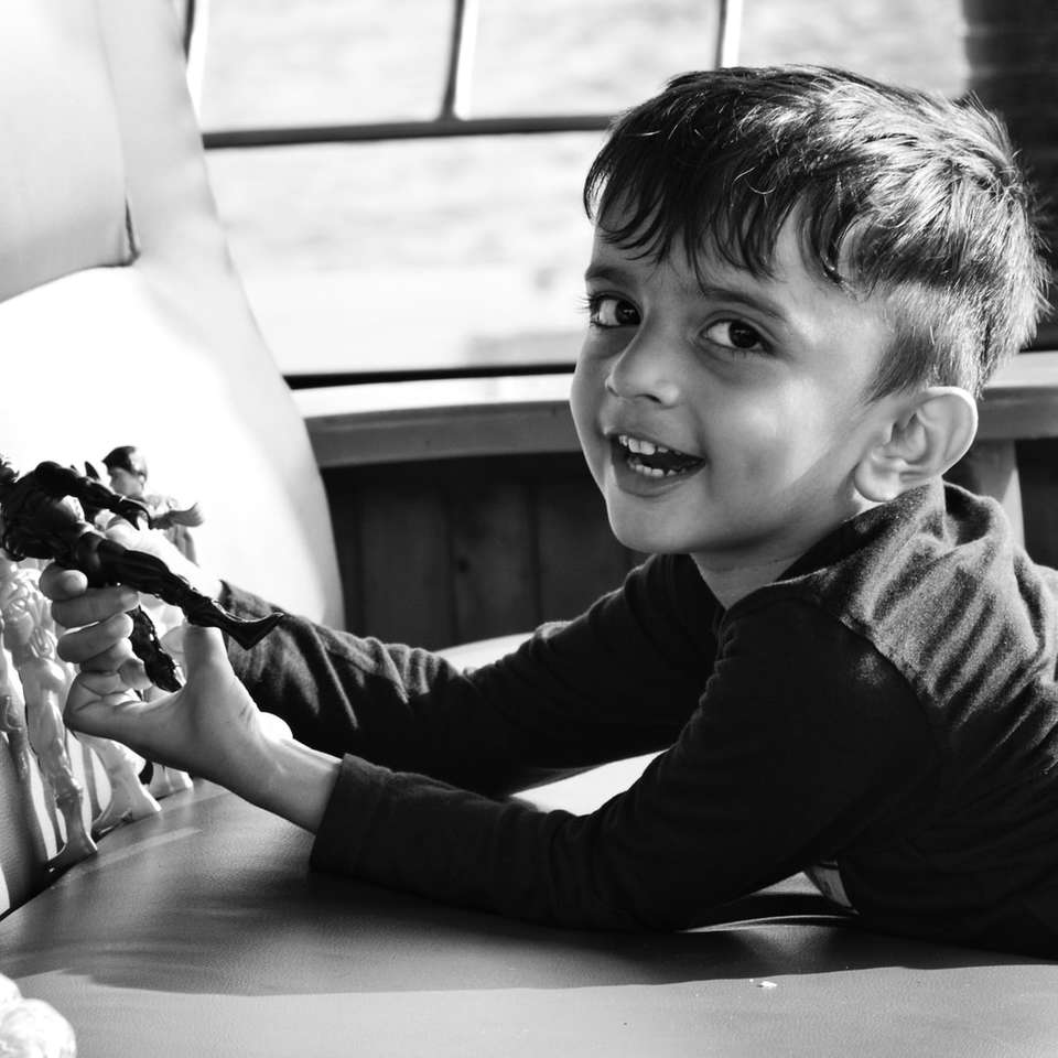 szürkeárnyalatos fénykép hosszú ujjú fiú fiú online puzzle