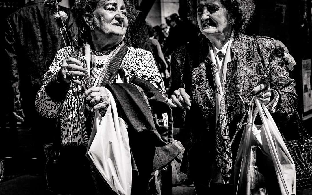 foto em tons de cinza de duas mulheres segurando sacolas quebra-cabeças online