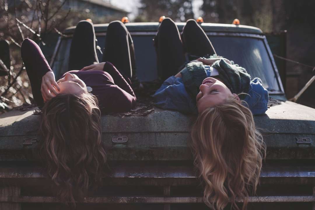 duas mulheres deitadas no veículo puzzle online
