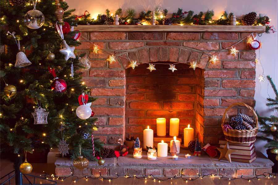 Adornos navideños frente a la chimenea. rompecabezas en línea