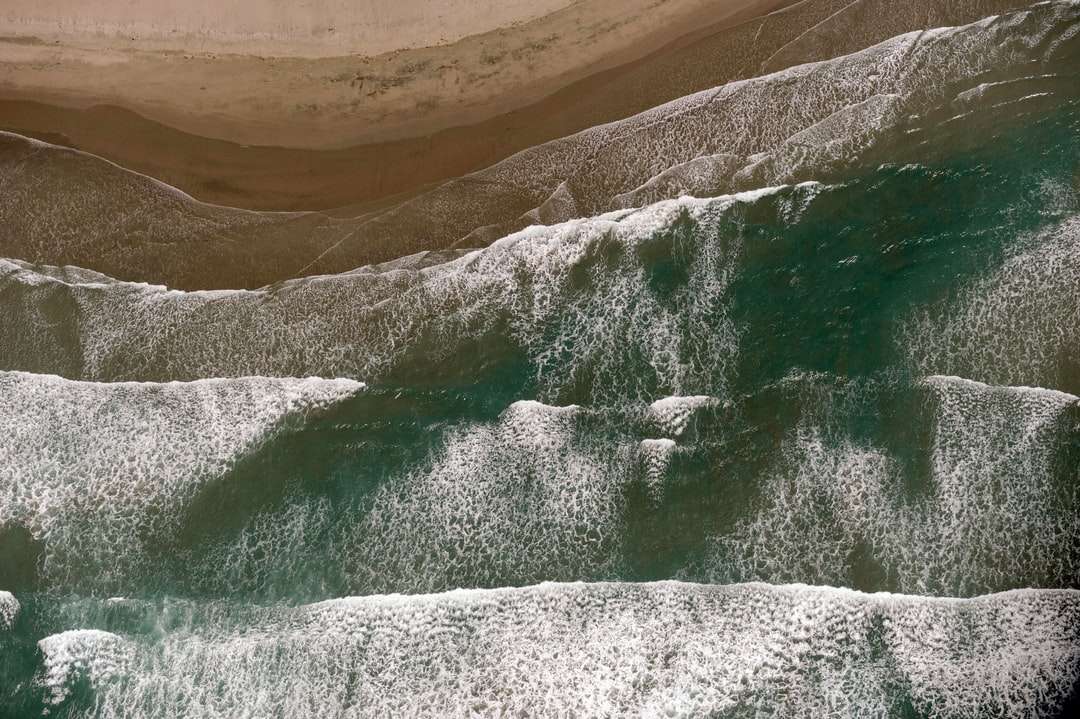 vista aérea das ondas do mar puzzle online