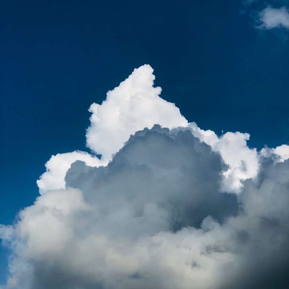 άσπρα σύννεφα στο γαλάζιο του ουρανού κατά τη διάρκεια της ημέρας παζλ online