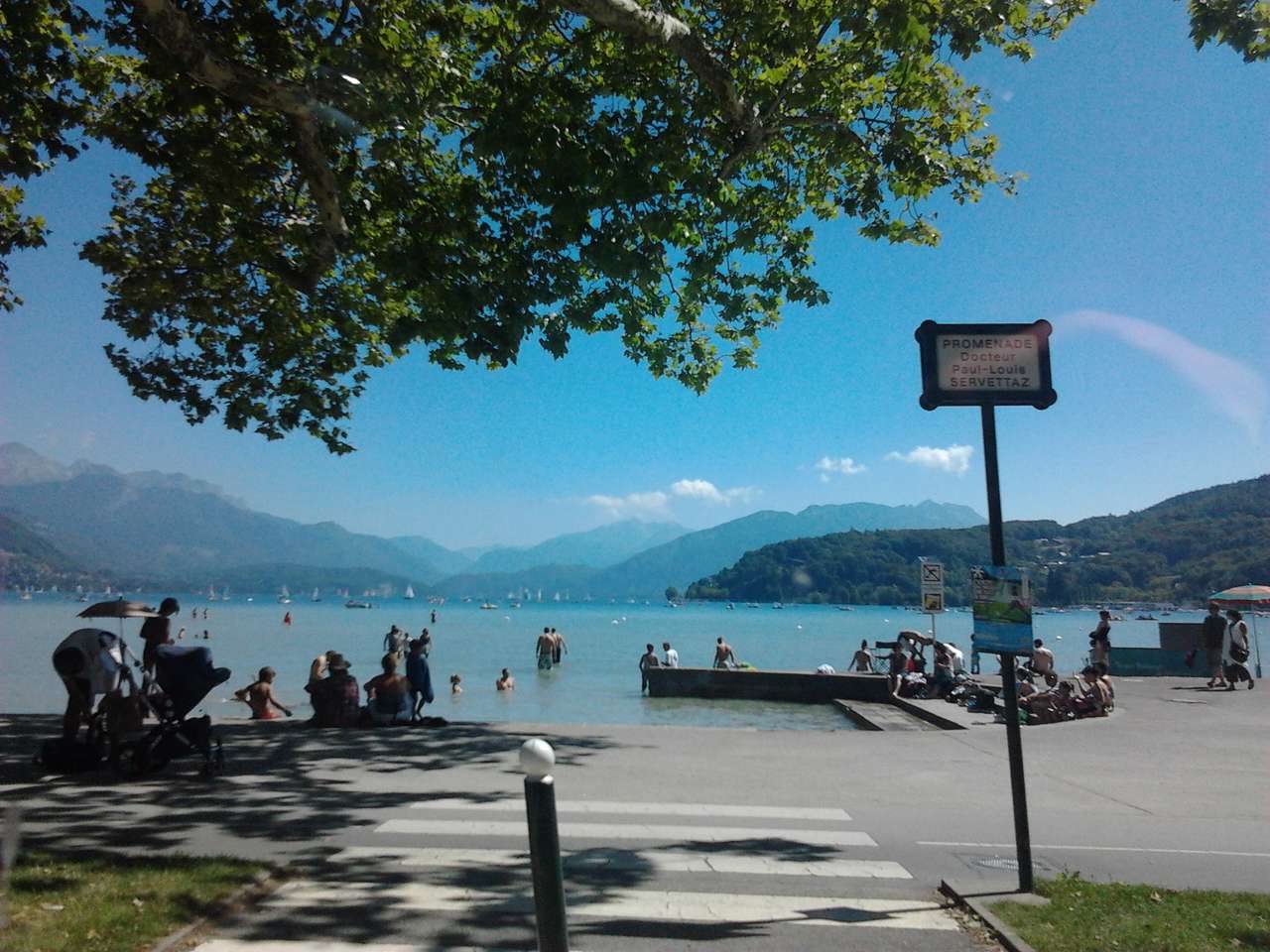 El bonito lago de Annecy rompecabezas en línea