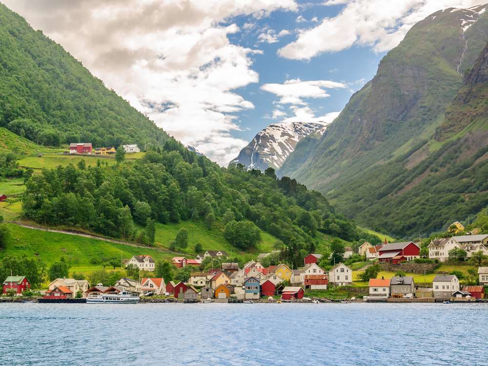 noorwegen, een stad tussen de bergen legpuzzel online