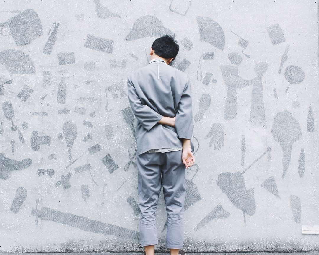 om în picioare în fața peretelui puzzle online
