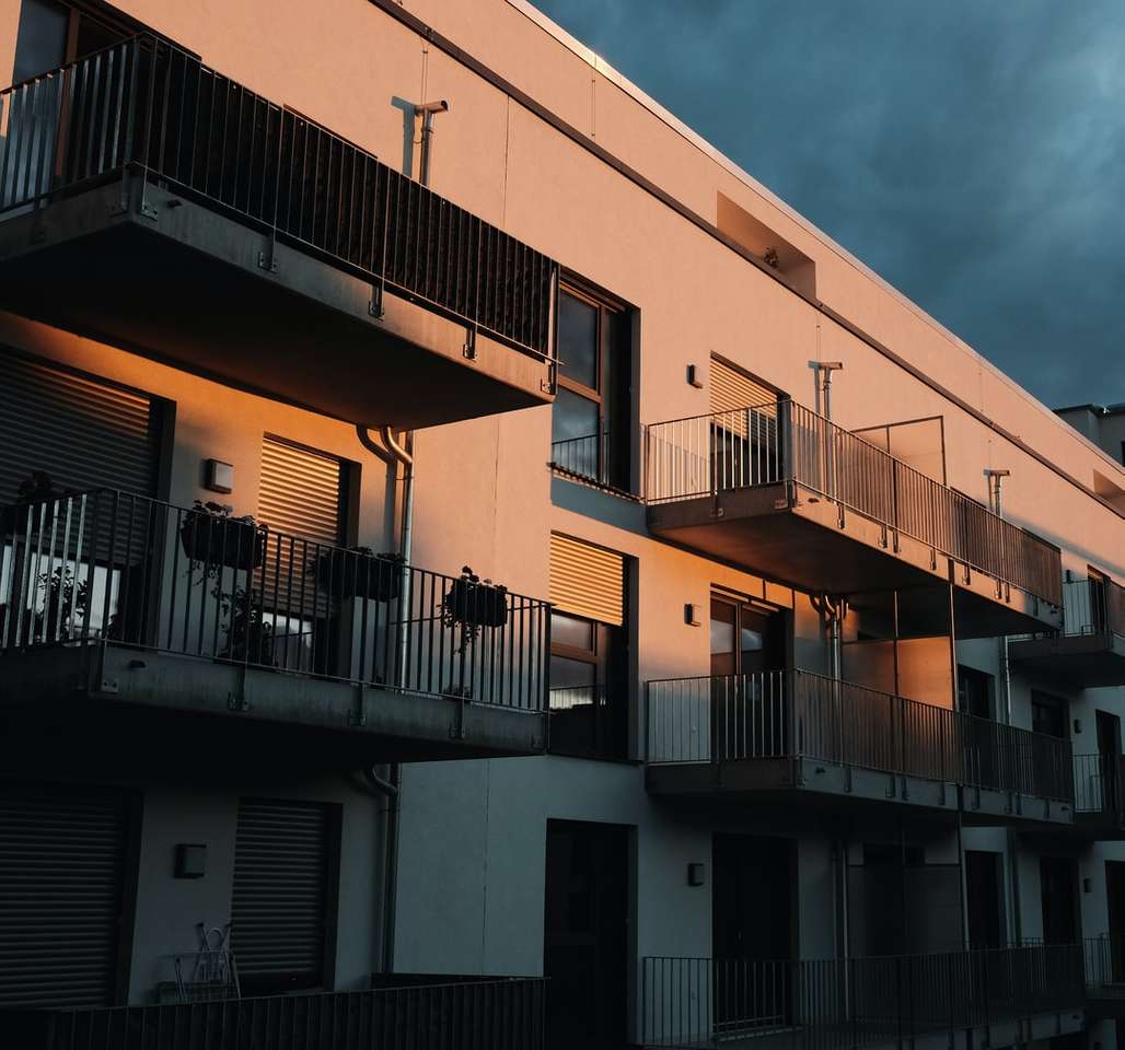 vit och brun betongbyggnad under blå himmel Pussel online