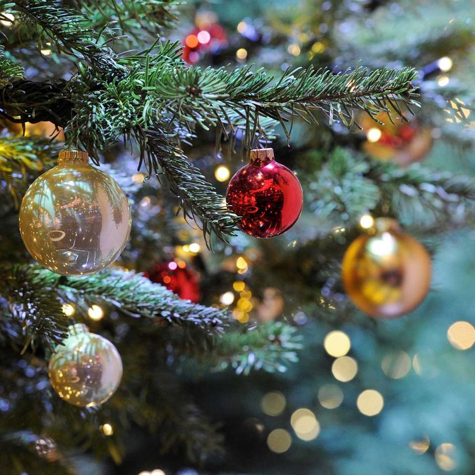 Fir tree met kerstballen online puzzel