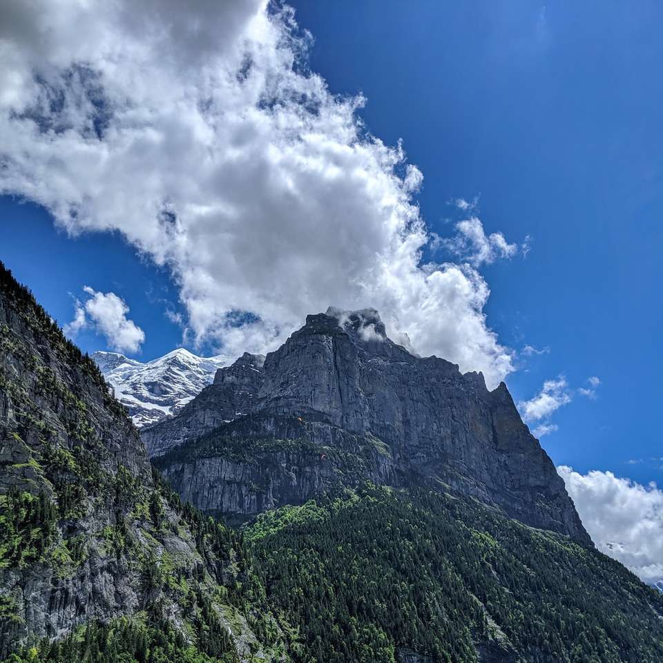 снимка на планина с нисък ъгъл онлайн пъзел