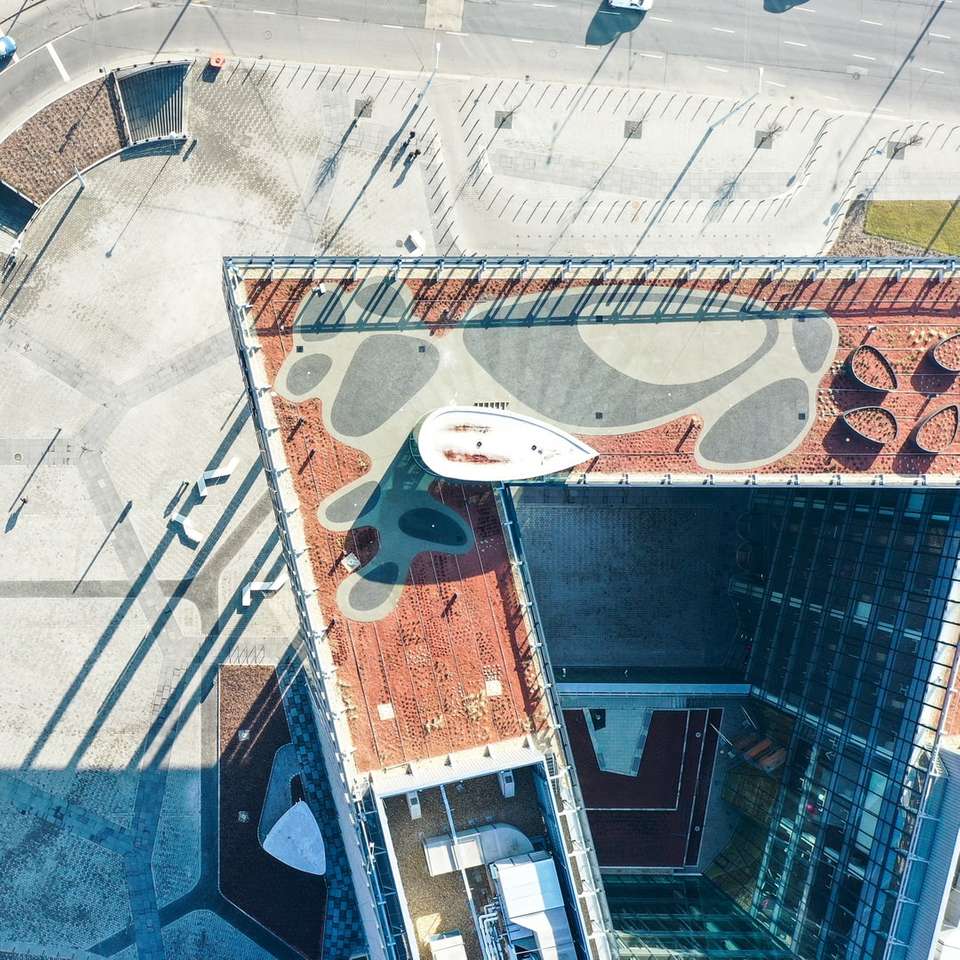 Luftaufnahme von Gebäude und Straße Online-Puzzle